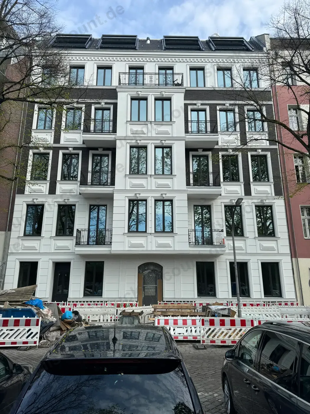 Elegante Fassadengestaltung mit Stuckelementen in Berlin – Gesamtansicht