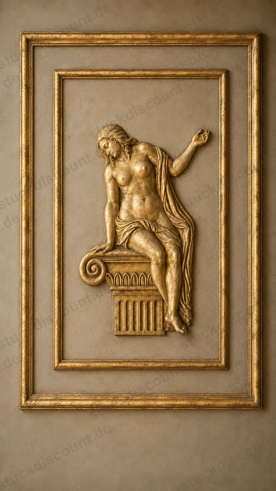 Klassisches Figurenrelief auf ionischem Kapitell – vergoldete Fassung