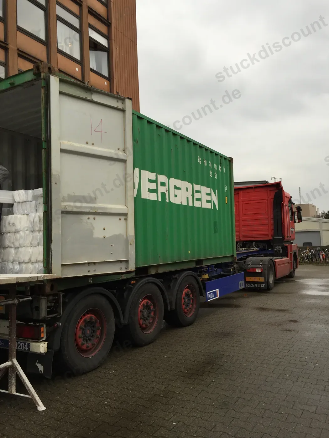 Anlieferung eines Übersee-Containers mit Stuckelementen an unserem Lager