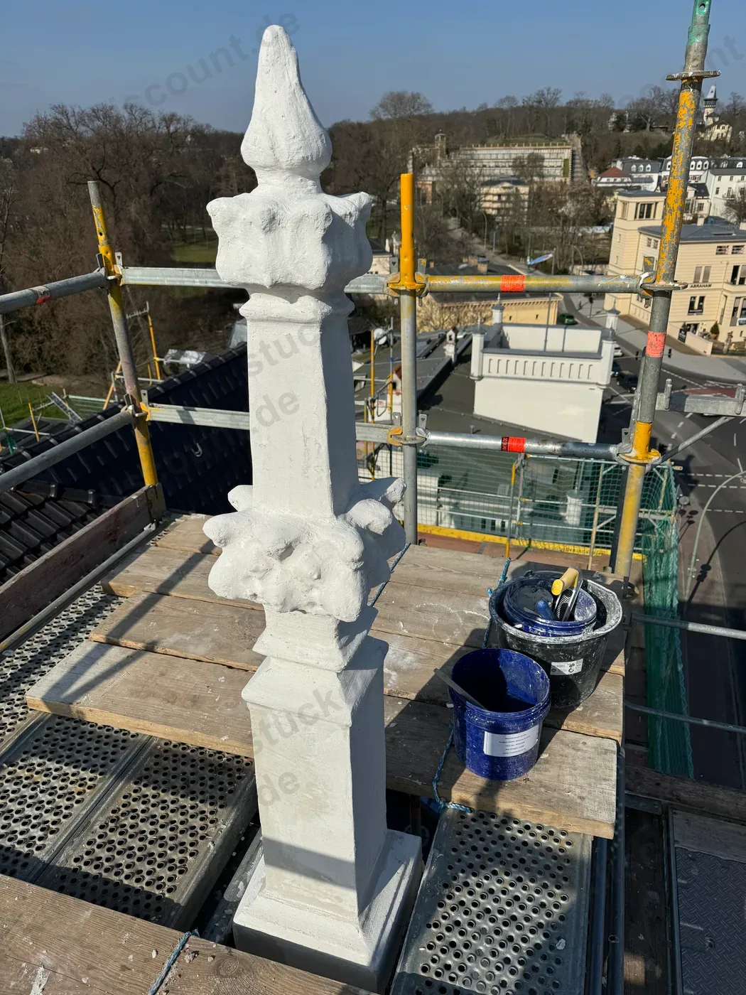 Restaurierte Sandstein-Fiale auf dem Dach