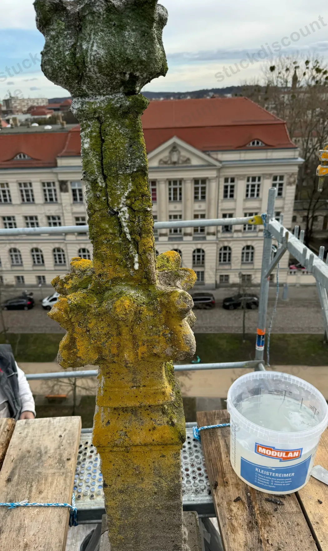 Verwitterte Sandstein-Fiale der Dachbekrönung vor der Restaurierung