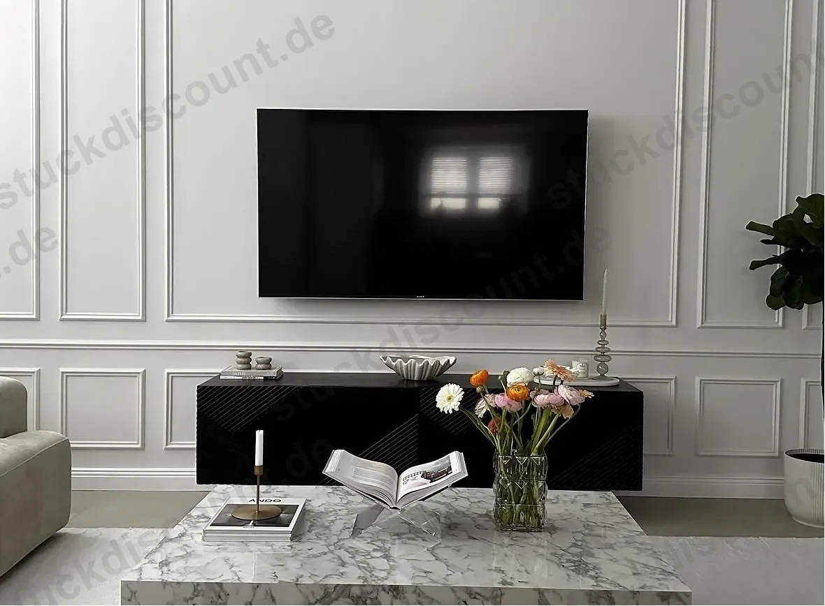 Elegante Wohnzimmerwand mit Stuckelementen – profilierte Stuckleisten und symmetrische Wandfelder